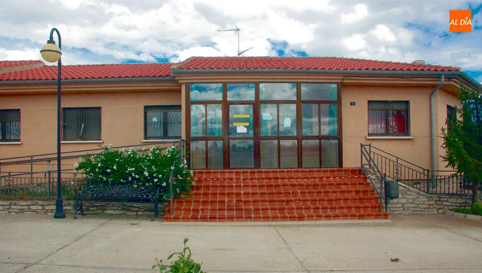 Fachada principal de la residencia de mayores de Almendra