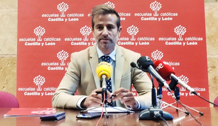 El secretario autonómico de Escuelas Católicas Castilla y León, Leandro Roldán, este miércoles en rueda de prensa en Salamanca. Foto EP