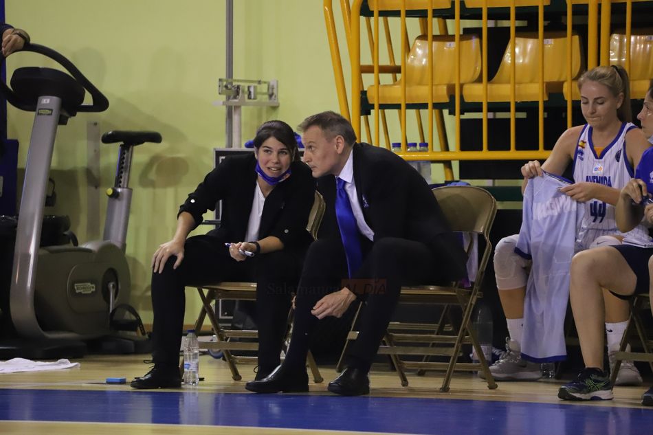 Íñiguez, con Raquel Romo / Lydia González