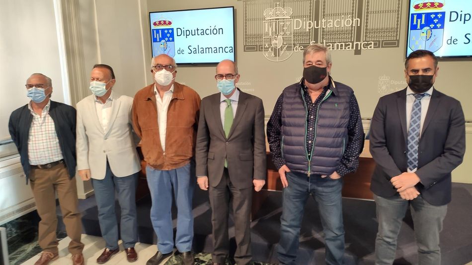 El presidente de la Diputación de Salamanca, Javier Iglesias, y representantes de los Grupos de Acción Local de la provincia en la presentación del convenio. Foto EP