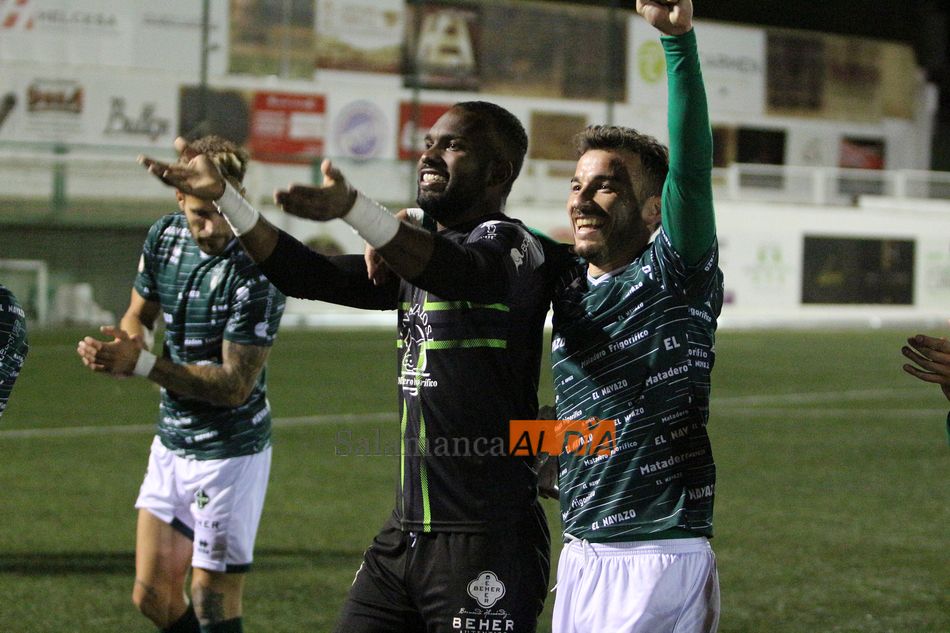 Los jugadores del Guijuelo celebran el pase a la siguiente fase de Copa / Kiko Robles