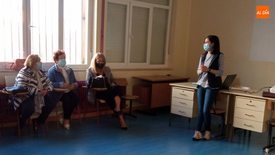 El taller se está desarrollando en un aula del edificio multiusos / E. Corredera