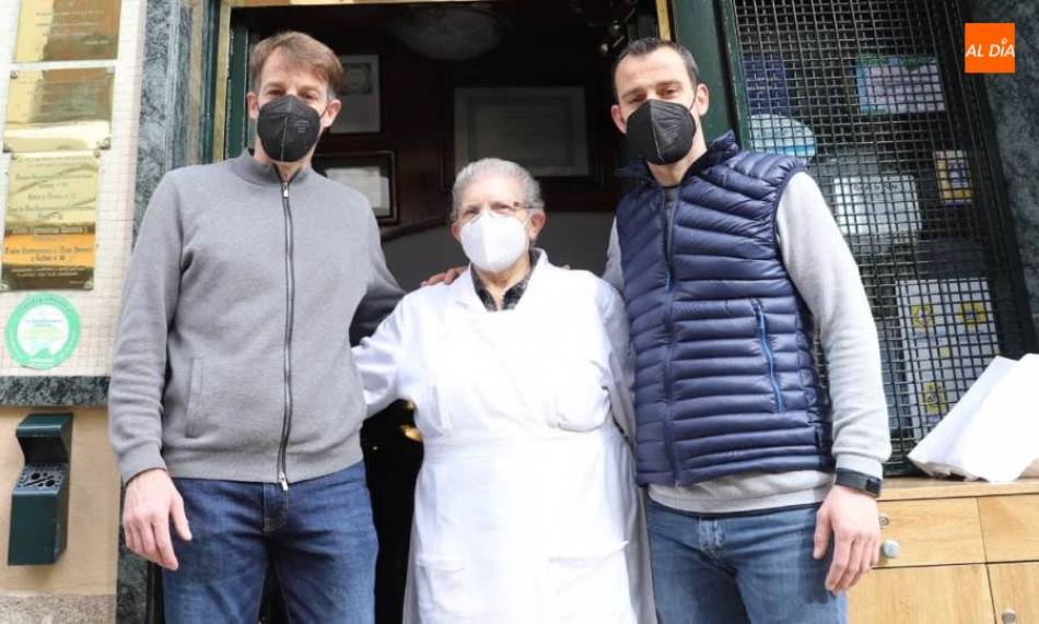 La veterana hostelera, Paulia Andrés, a la puerta de su restaurante Río de la Plata. Foto de Lydia González