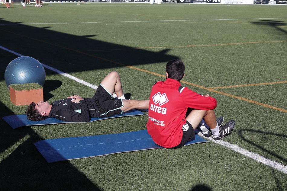 Jorge Mier, con un miembro del cuerpo técnico / Guillermo García