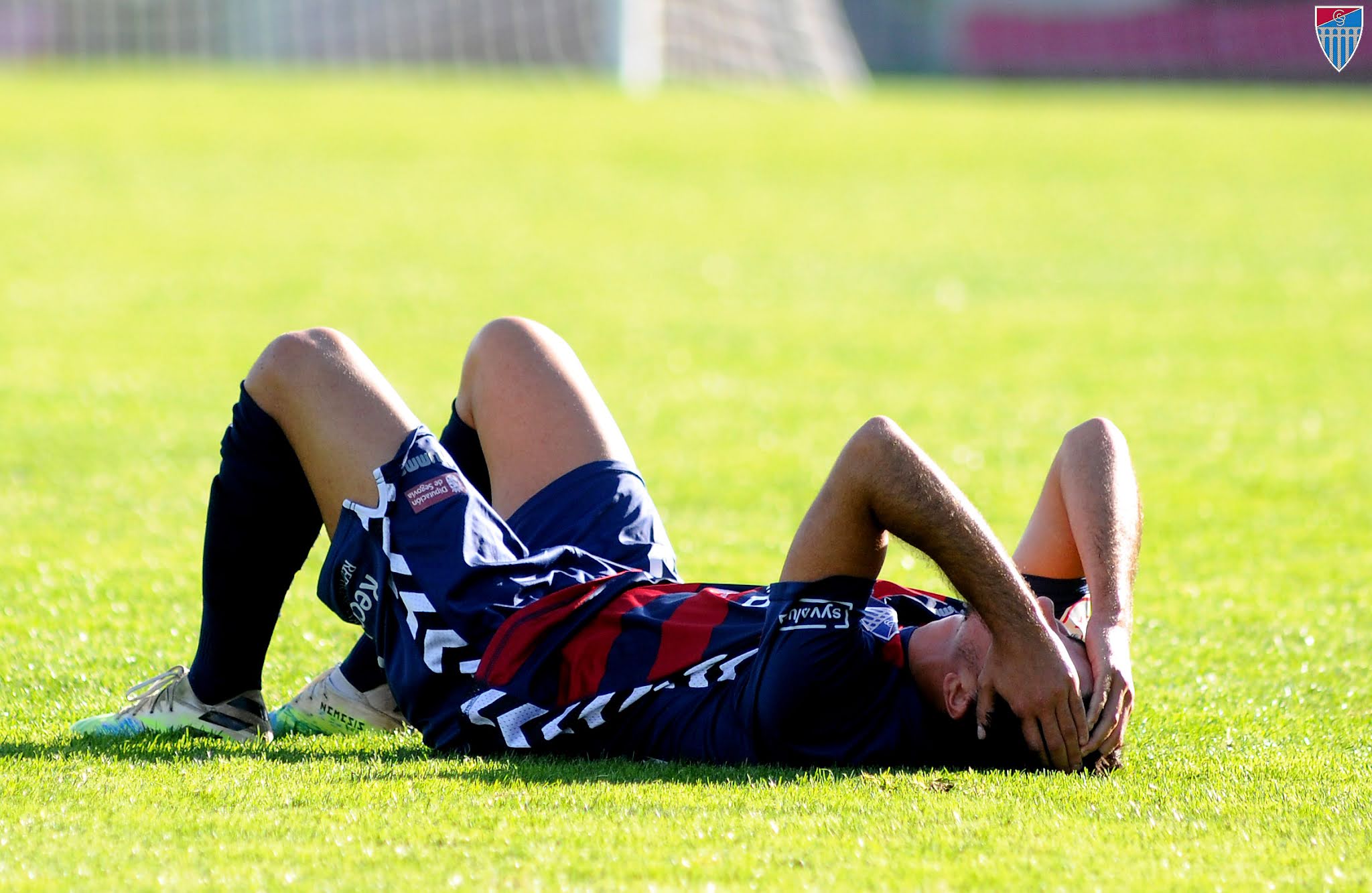Un jugador de la Segoviana, en el césped / Gimnástica Segoviana