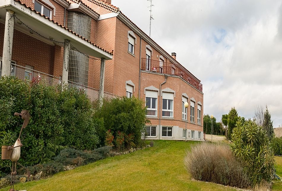 Situada en un entorno natural se encuentra ubicada en la Carretera de Valdemierque s/n, en el término municipal de Alba de Tormes