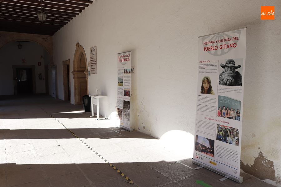 Algunos de los paneles expuestos en el patio del edificio Solís. Foto de Guillermo García San Miguel