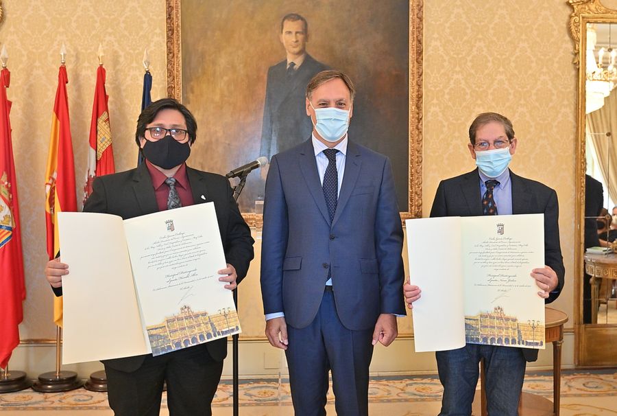 El alcalde de Salamanca, Carlos García Carbayo, en la entrada del título de Huésped Distinguido al portugués Nuno Júdice y al peruano Harold Alva
