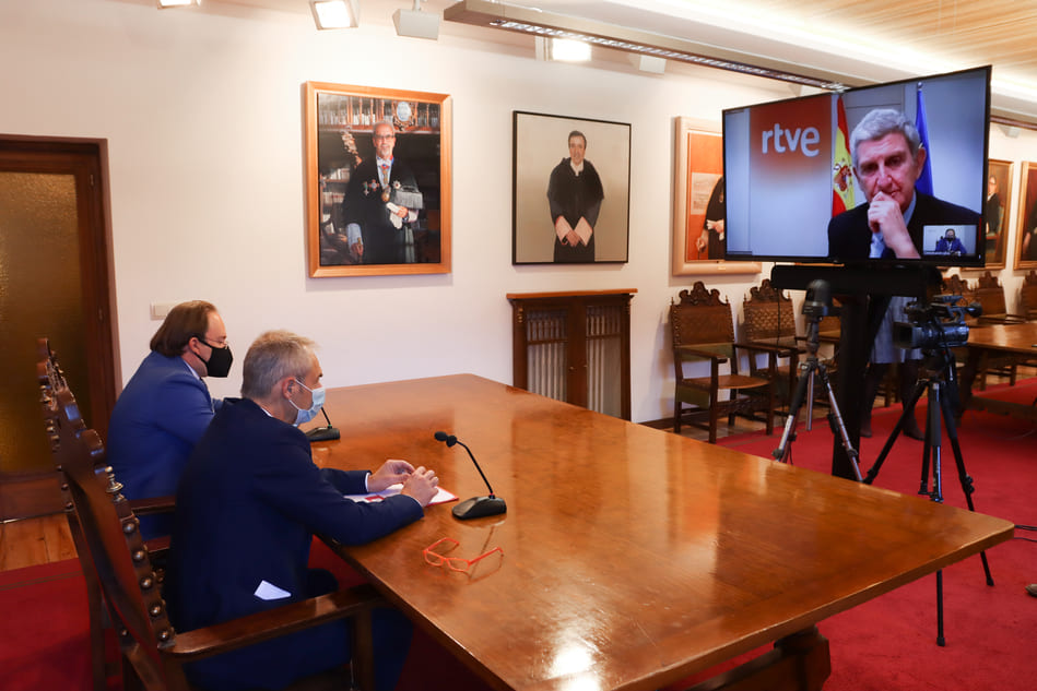 Ricardo Rivero, rector de la USAL; Félix Ortega Mohedano, profesor de la USAL, y José Manuel Pérez Tornero, presidente de la Corporación RTVE