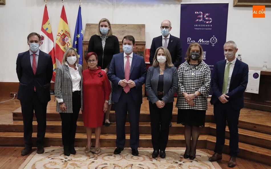 Autoridades presentes en este acto de la Asociación Plaza Mayor, en el Aula Salinas. Fotos de Guillermo García San Miguel