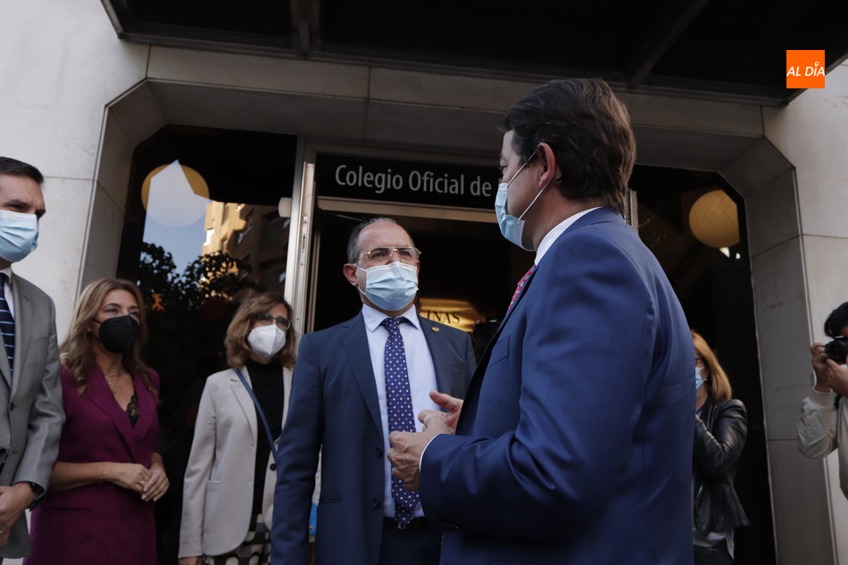 El presidente de la Junta de Castilla y León a su llegada al Colegio de Médicos de Salamanca