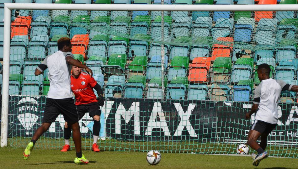 Bouba, a punto de rematar ante Salcedo / Carlos Cuervo