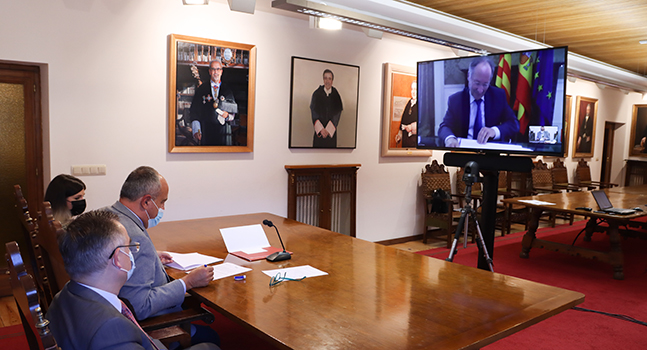 Momento de la firma del convenio a través de internet - USAL