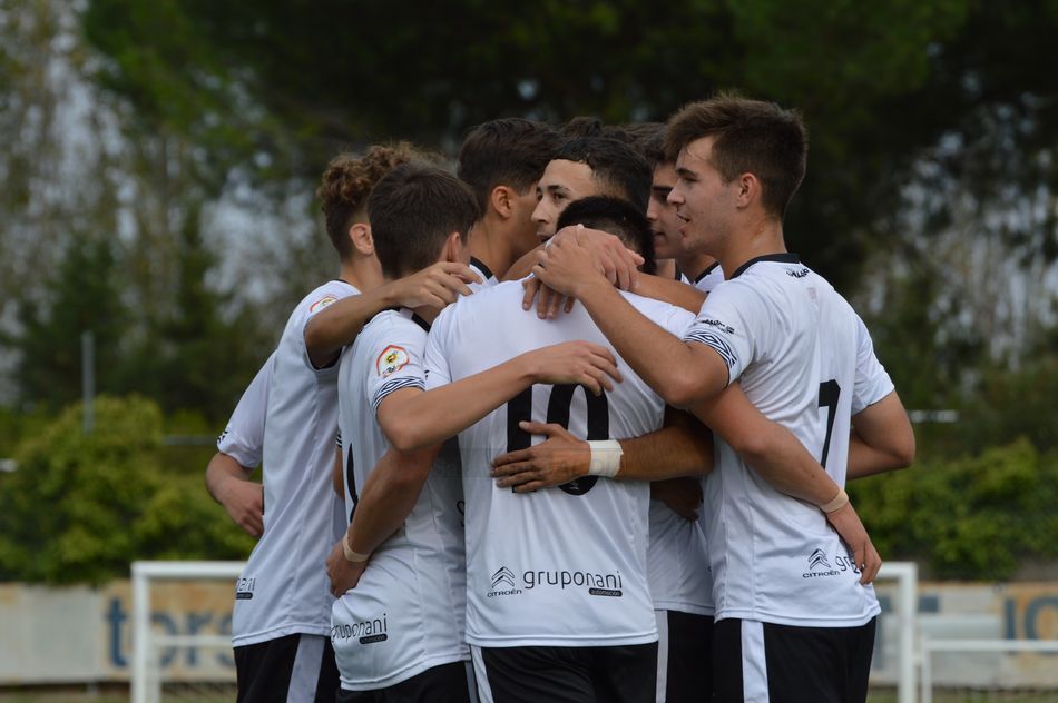 El Salamanca UDS de Juvenil Regional se abraza después de un tanto / Guillermo García