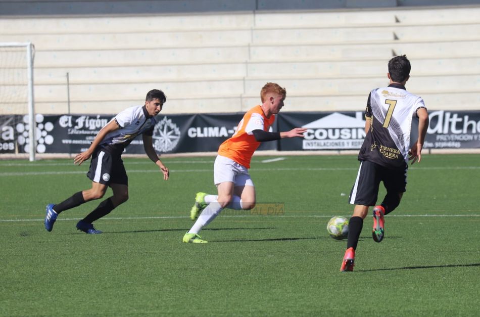 Dos jugadores de Unionistas presionan a un rival en el Reina Sofía / Lydia González