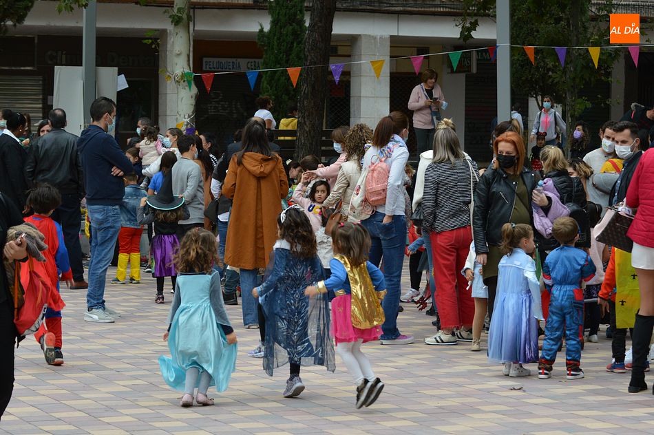 La Plaza de Barcelona acoge muchas de las actividades festivas del Barrio de Garrido - Fotos: Guillermo García San Miguel