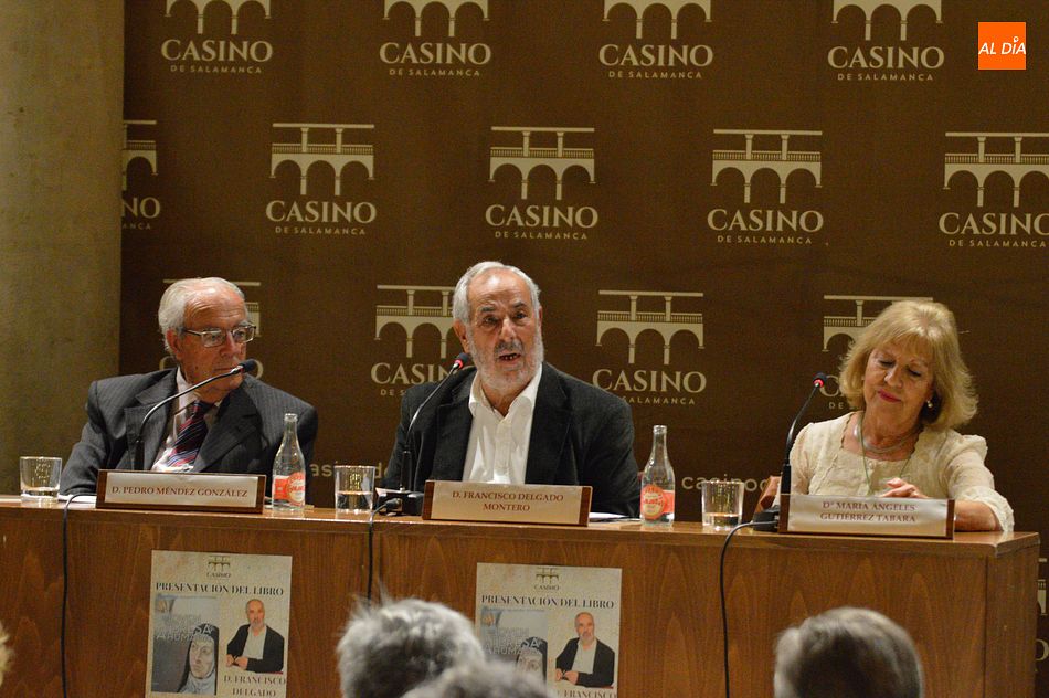 Francisco Delgado, socio del Casino, ha presentado la obra al público - Fotos: Guillermo García