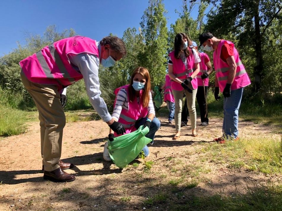 Una de las primeras actividades de recogida de residuos en las riberas del Tormes - Archivo