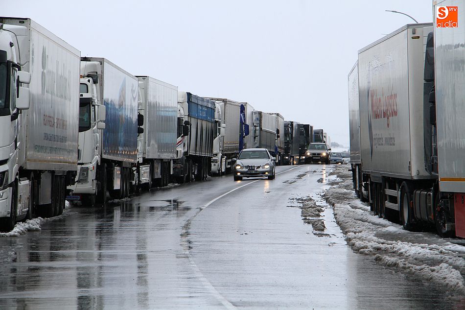 Hay escasez de conductores de vehículos comerciales e industriales - Archivo