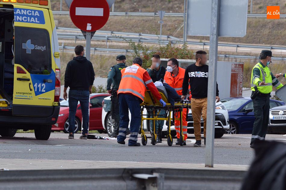 Los servicios sanitarios tuvieron que atender a un participante en la pelea - Fotos: GG