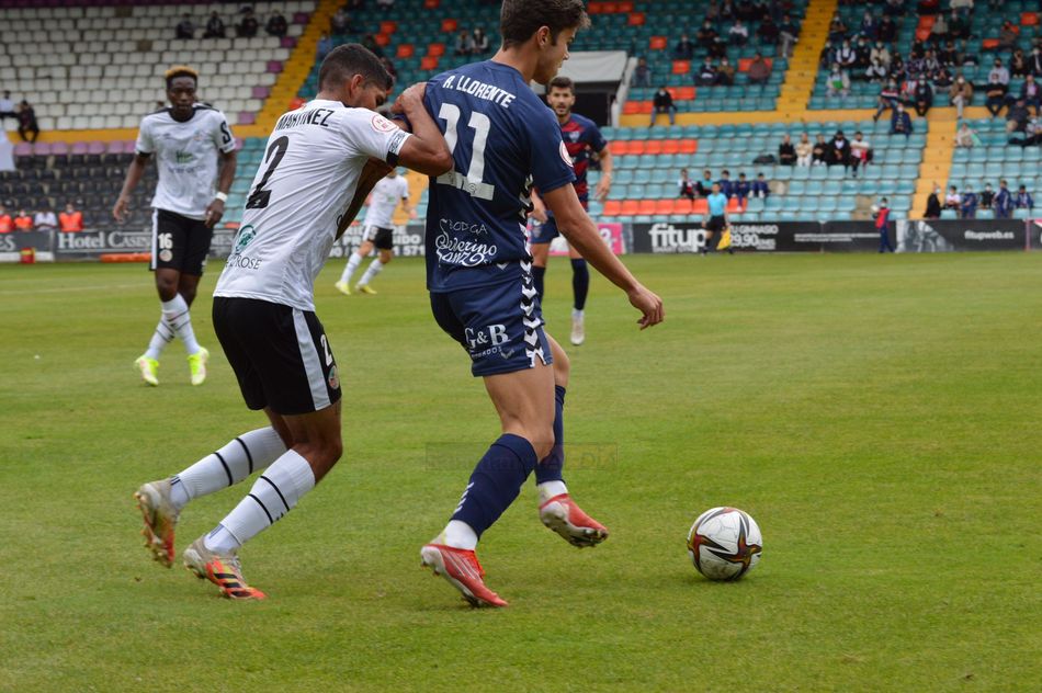 Luis Martínez aprieta a un rival / Guillermo García