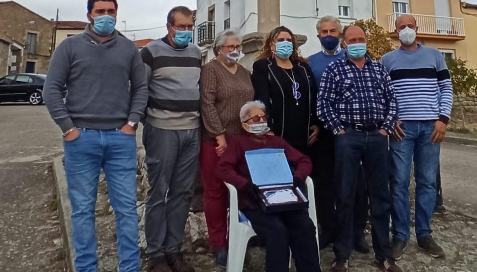 María Isabel Tapia Sánchez recibe en Las Uces una placa por sus 100 años