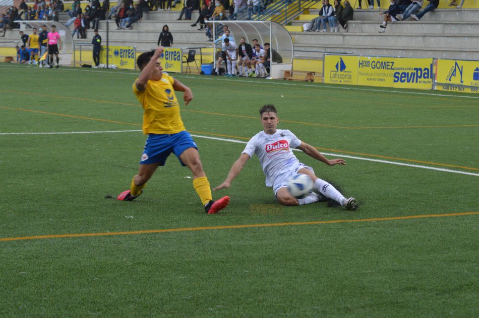 Dos jugadores van a por el cuero / Guillermo García
