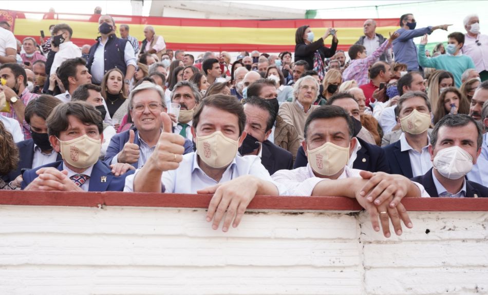 Alfonso Fernández Mañueco durante el festejo taurino en Arenas de San Pedro - Junta de Castilla y León