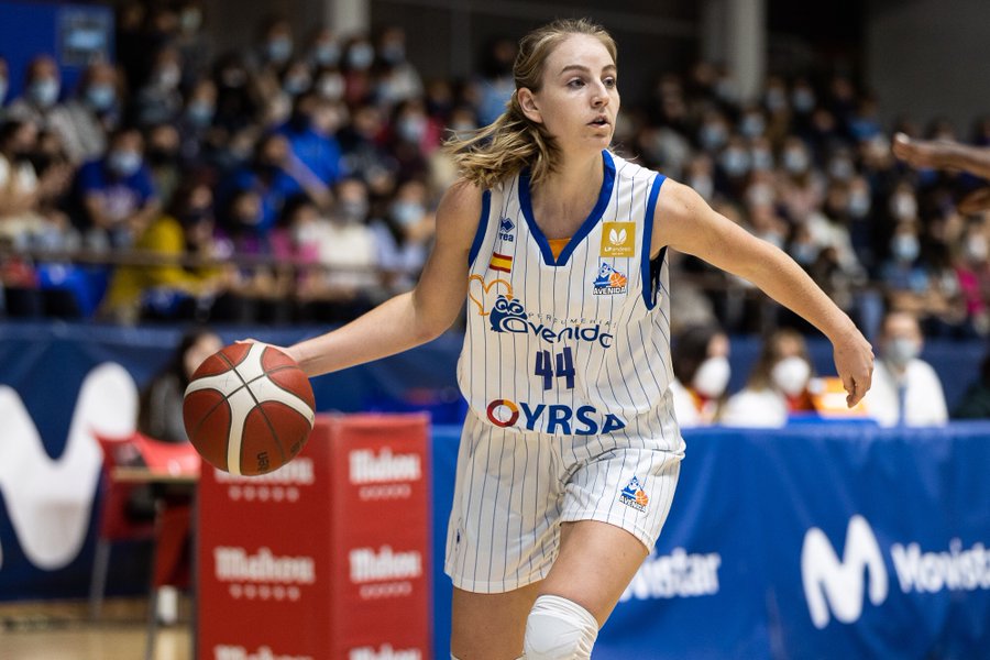 Karlie Samuelson bota el balón / CB Avenida