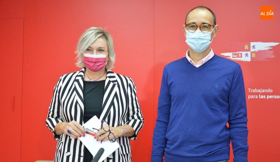 Los parlamentarios nacionales por el PSOE de Salamanca, David Serrada y Elena Diego, en la sede del PSOE. Foto de Vanesa Martins