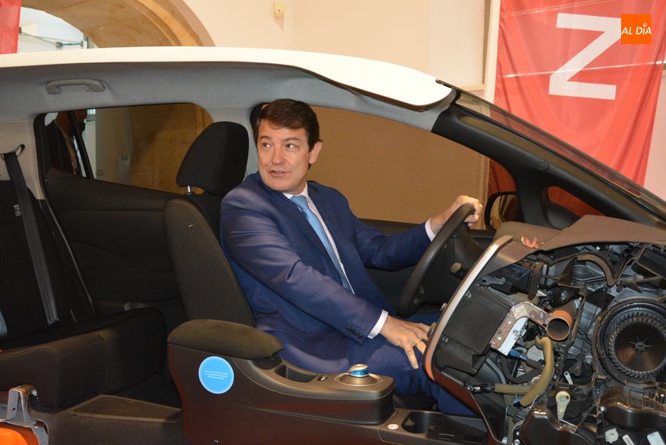 El presidente de la Junta de Castilla y León, Alfonso Fernández Mañueco, en su visita al Museo de la Automoción de Salamanca al que Nissan ha cedido un coche pionero en el avance hacia el mercado eléctrico. Foto de Vanesa Martins