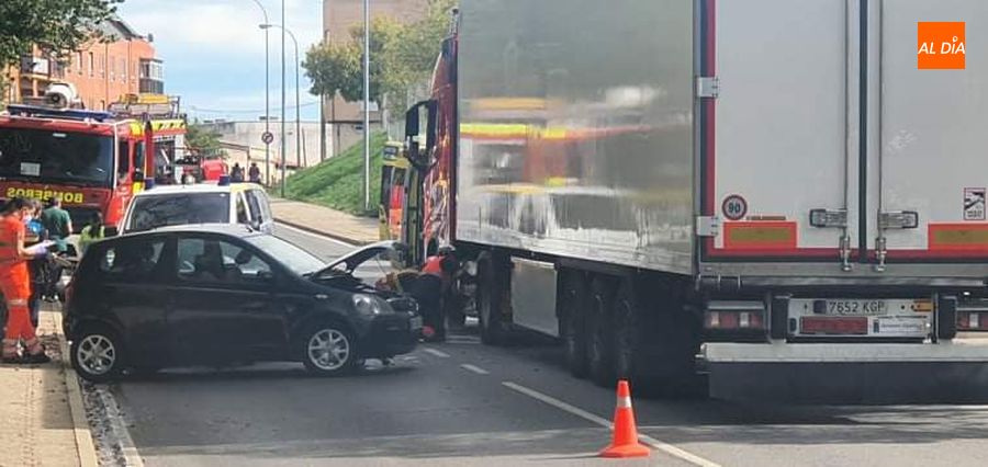 Uno de los coches accidentados, cruzado en la calzada, contra el camión, en la avenida Juan Pablo II