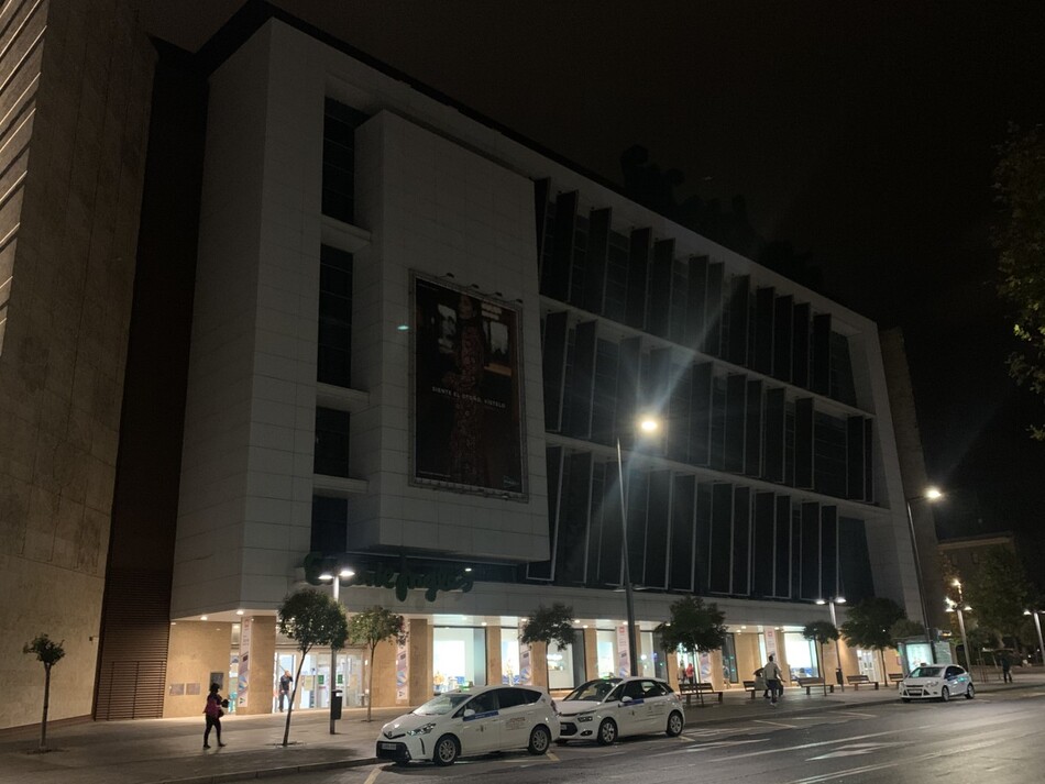 El Corte Inglés de Salamanca, con las luces de la fachada apagadas en una imagen de archivo