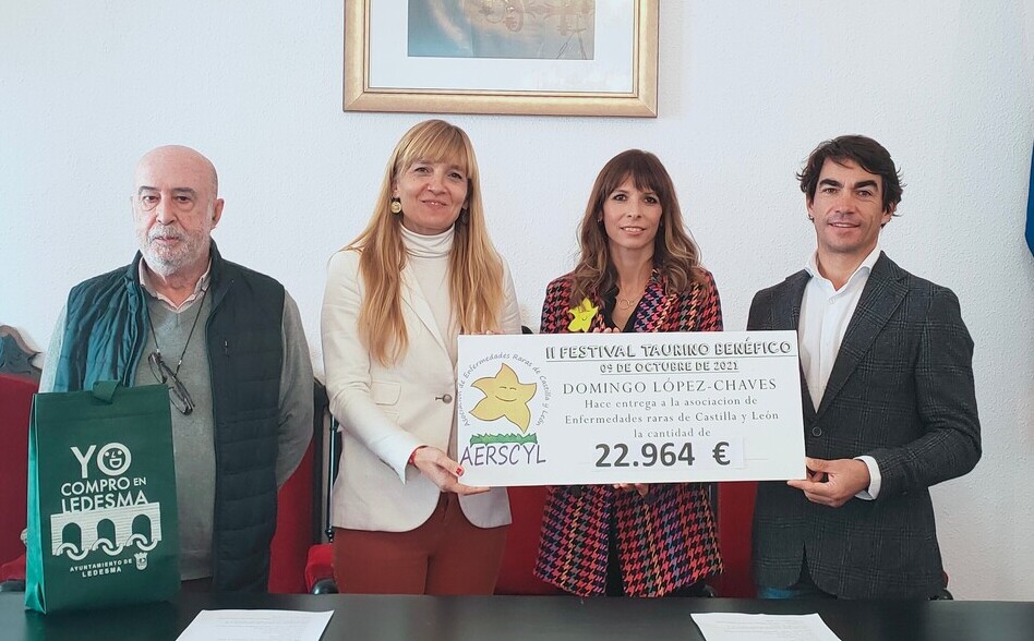 Entrega del cheque a Aerscyl con la recaudación del festival benéfico, este lunes en el Ayuntamiento de Ledesma