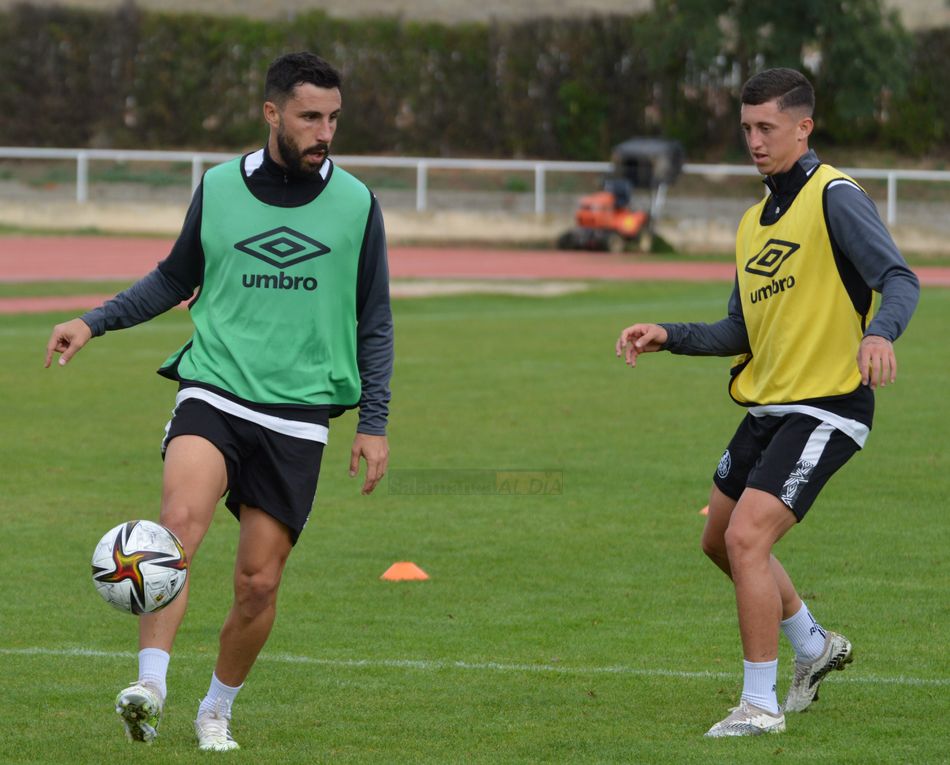 Benito controla un balón / Carlos Cuervo