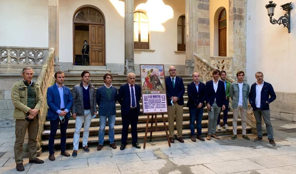 Presentación en el Patio de la Salina de esta clase magistral que se dará el sábado en Alba de Tormes. Foto Diputación