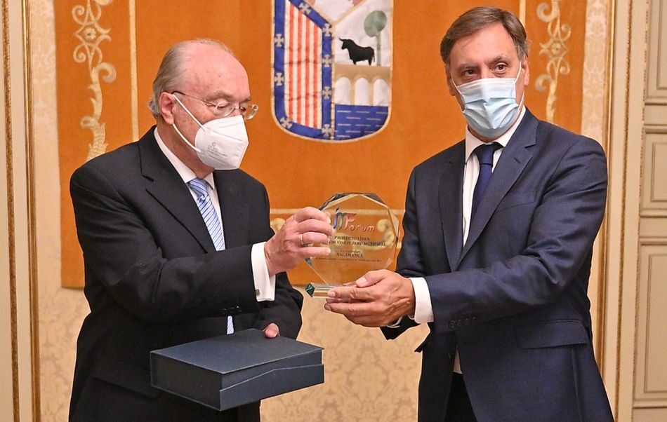 El alcalde, Carlos García Carbayo, ha recogido este galardón durante un acto que ha tenido lugar en el Salón de Recepciones del consistorio salmantino