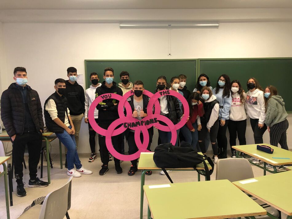 Alumnos del Colegio Antonio Machado, con los aros olímpicos en rosa en el Día Mundial del Cáncer de Mama