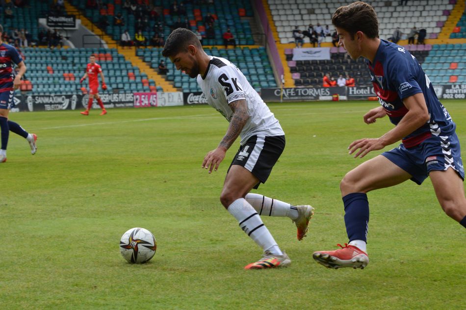 Luis Martínez, con el balón en su poder / Guillermo García