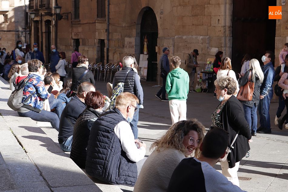 Viandantes en el centro de Salamanca. Foto de archivo