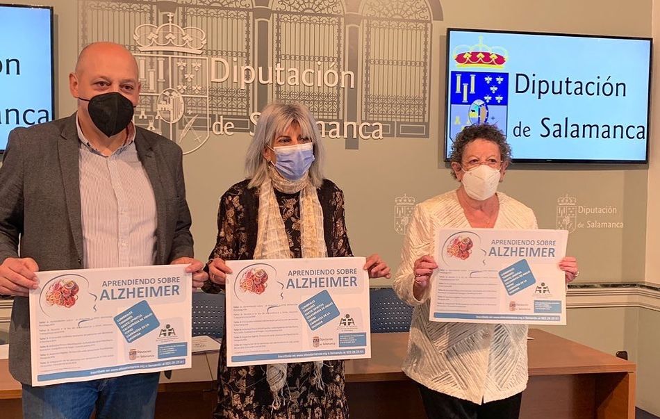 Manuel H. de Jesús, vicepresidente de AFA, Eva Picado, diputada de Bienestar Social, y Magadalena Hernández, presidenta de AFA, en la presentación de estos talleres, en la Diputación