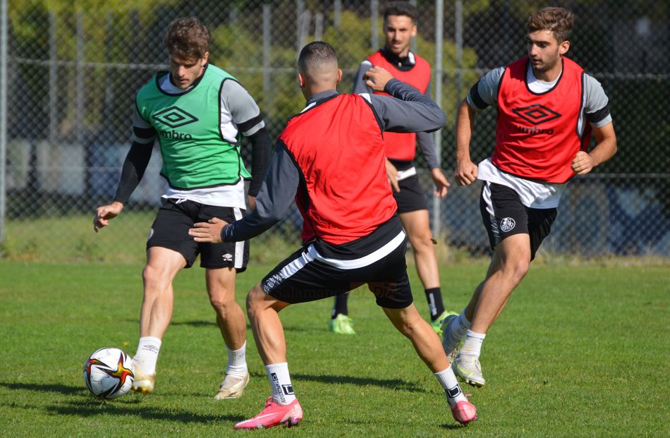 Amaro da un pase en busca de un tanto / Carlos Cuervo