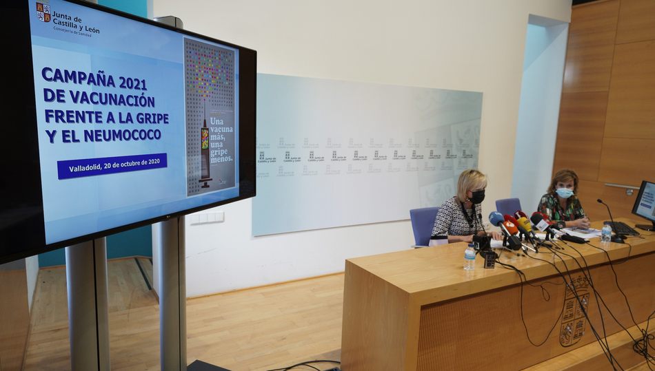 La consejera de Sanidad, Verónica Casado, (i) junto a la directora de Salud Pública, Carmen Pacheco (d), durante la presentación de la campaña a los medios