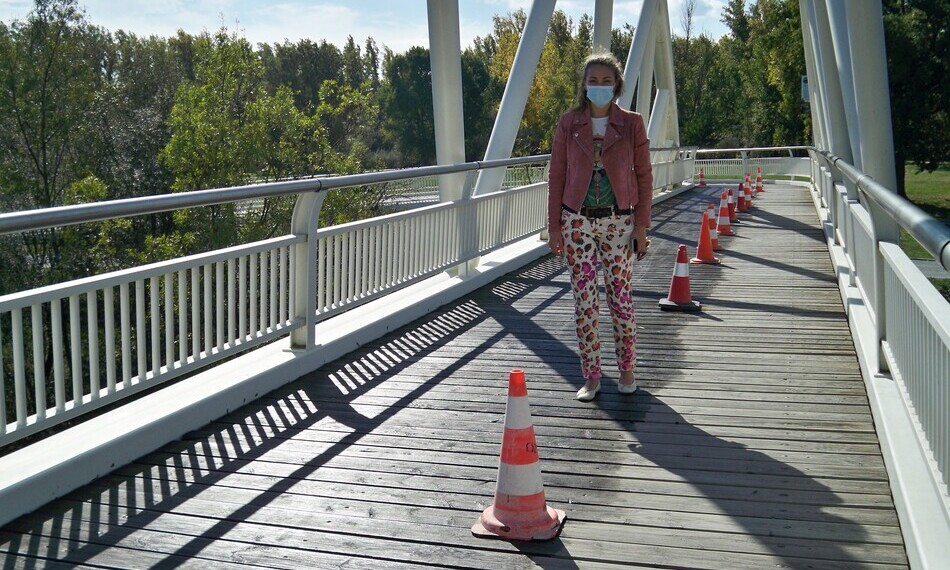 La concejala de Obras, Parques y Jardines, Marta Labrador, en la pasarela que une con la Aldehuela