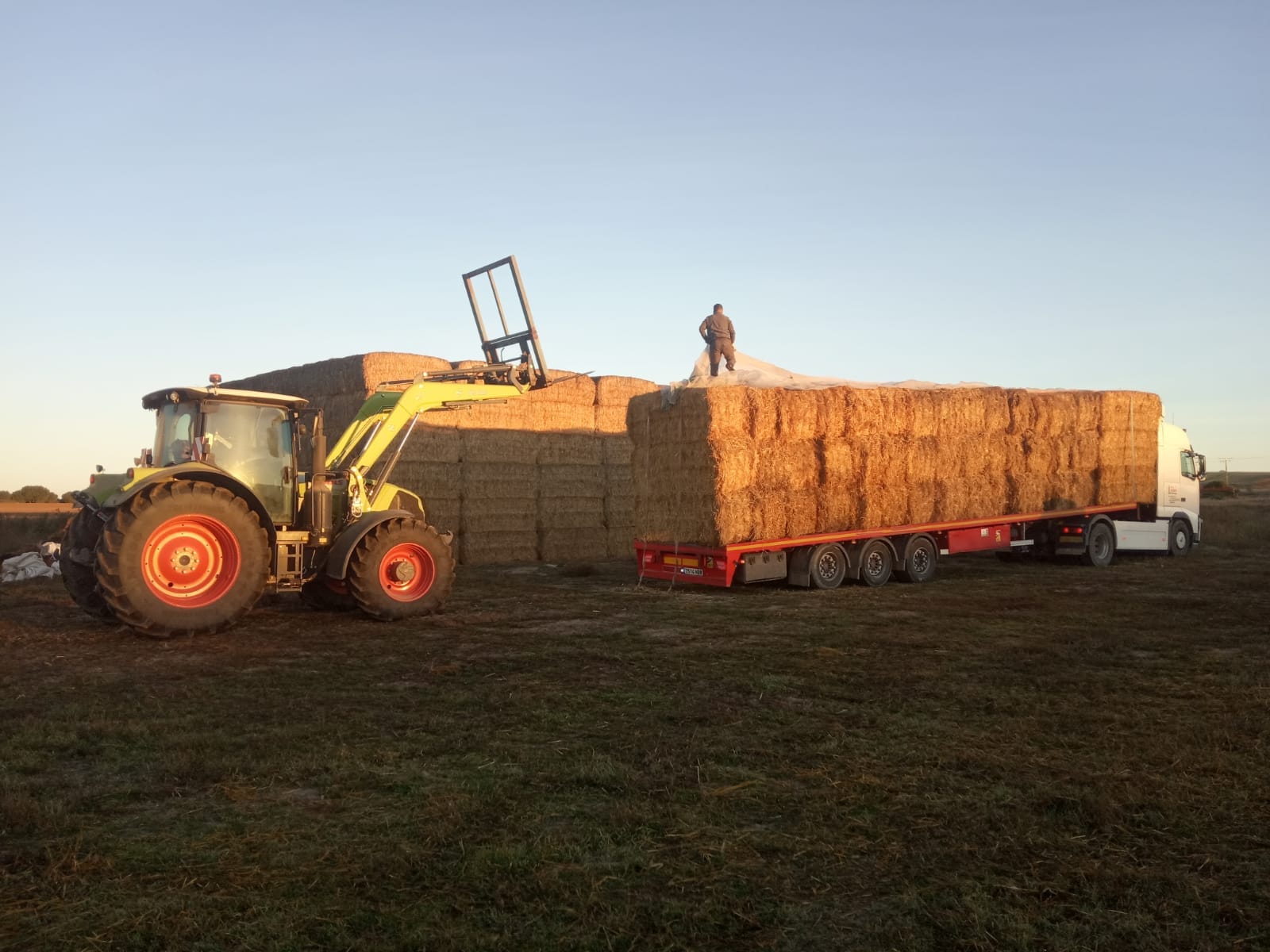 Villoria entrega el último camión donado a San Felices de los Gallegos