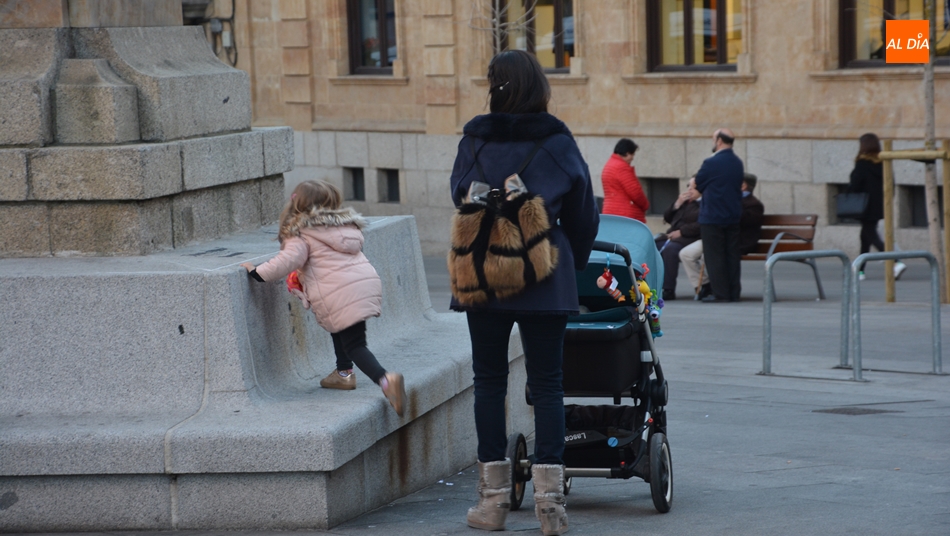 Una madre paseando junto a su hija. Foto de archivo