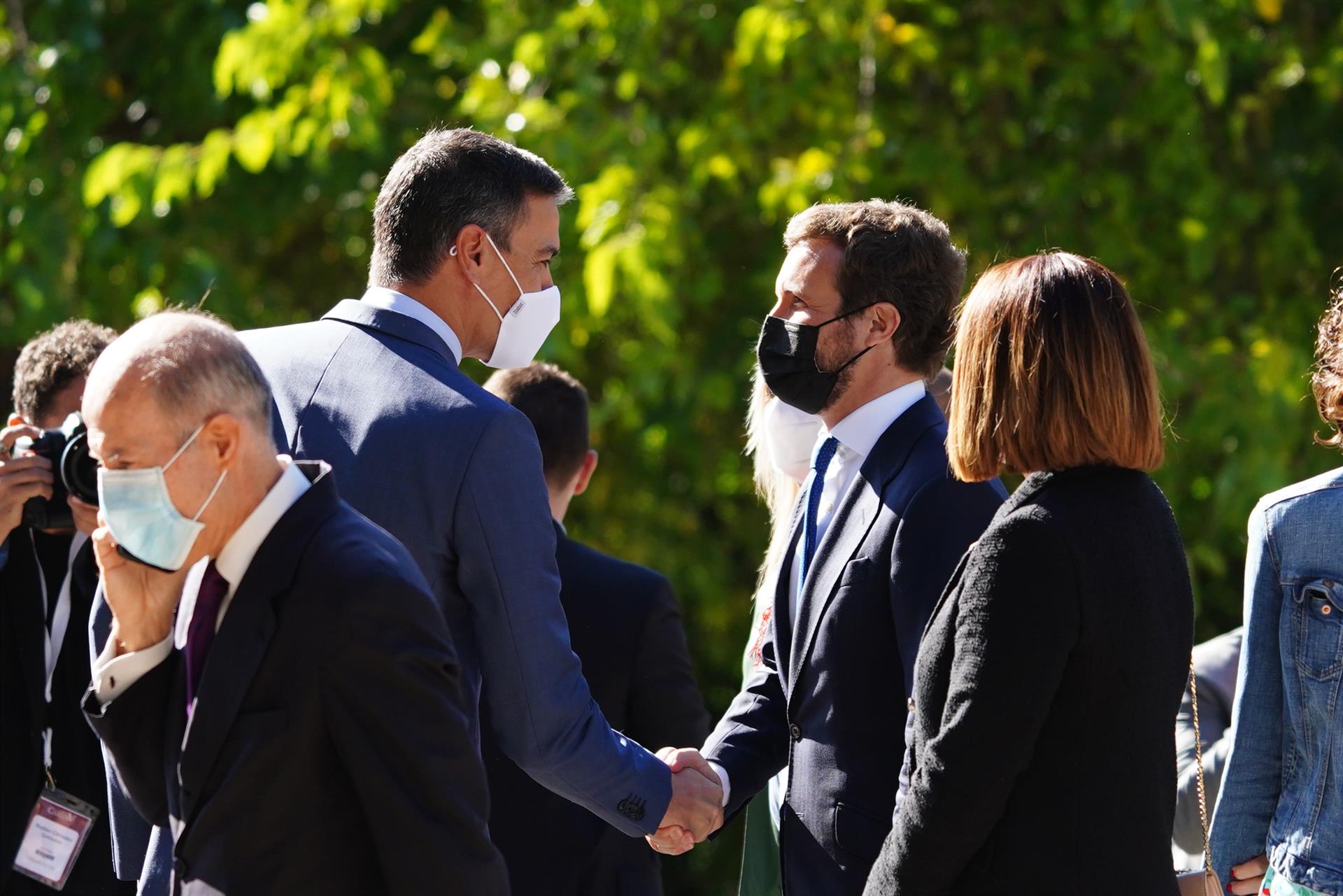 El presidente del Gobierno, Pedro Sánchez, saluda al líder del PP, Pablo Casado, en una imagen del pasado día 14 de octubre. Foto: EP