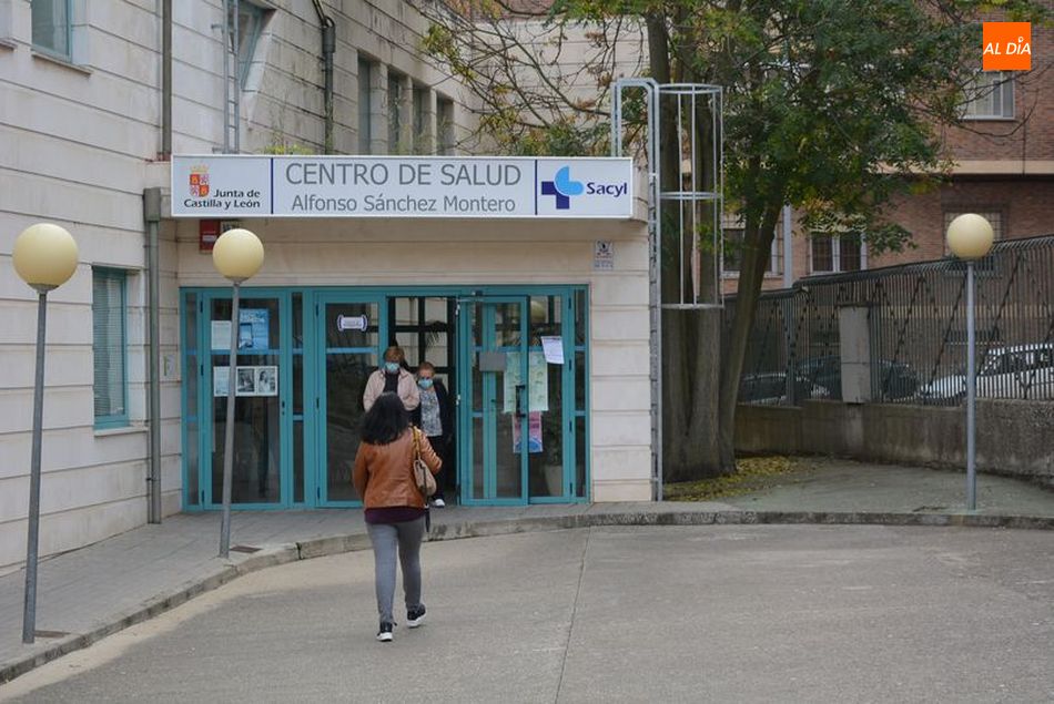 Foto de archivo de una paciente a la puerta del centro de salud Alfonso Sánchez Montero, en Pizarrales