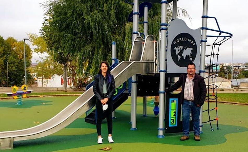 El concejal de Obras, Servicios y Medioambiente, Antonio Cabezas, y la técnico de medioambiente, María Vicente, en el parque infantil de la calle Velázquez,