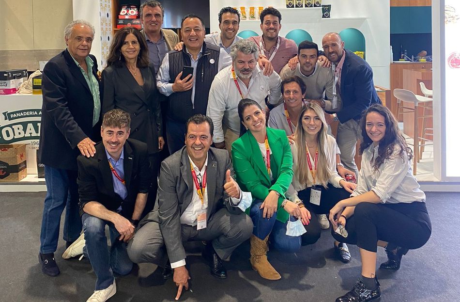 Fernando Fregeneda, socio gerente de Quesería La Antigua, junto a su equipo en la 34 edición del Salón Gourmets en Madrid